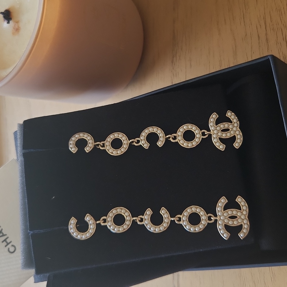 CHANEL Pearl earrings light gold metal B21PC